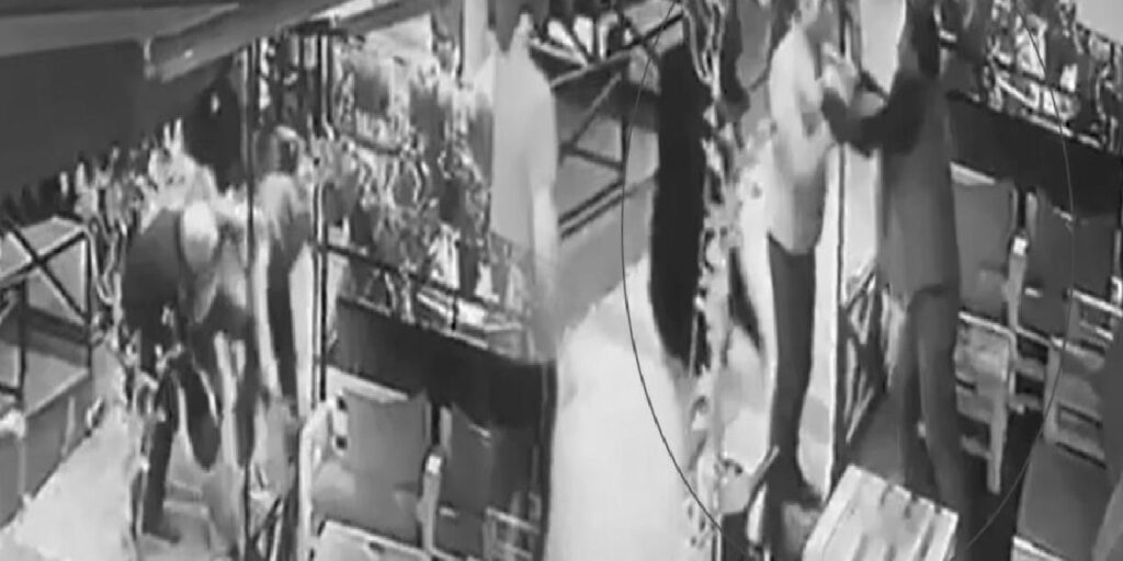 Alkollü içecek alamayınca ortalığı birbirine kattı: 4 yaralı