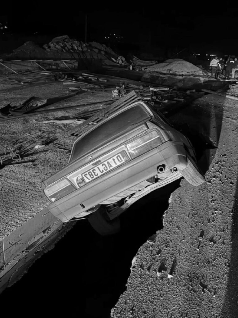 Osmaniye’de Yol Kenarındaki Çukura Düşen Otomobilin Sürücüsü Yaralandı