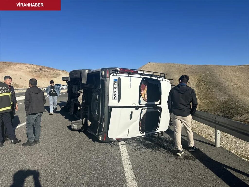 Adıyaman’da minibüsle arabanın çarpıştığı kazada 4 kişi yaralandı