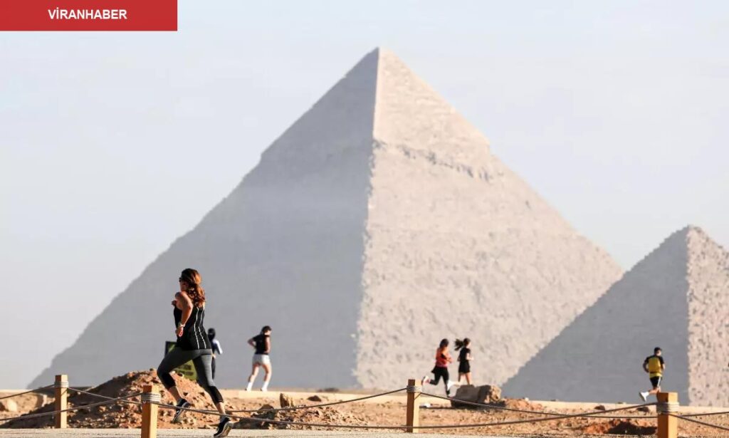 Albüm: Mısır’da Giza Piramitleri Bölgesinde Düzenlenen Yarı Maratonda 10.000 Koşucu Kıyasıya Yarıştı