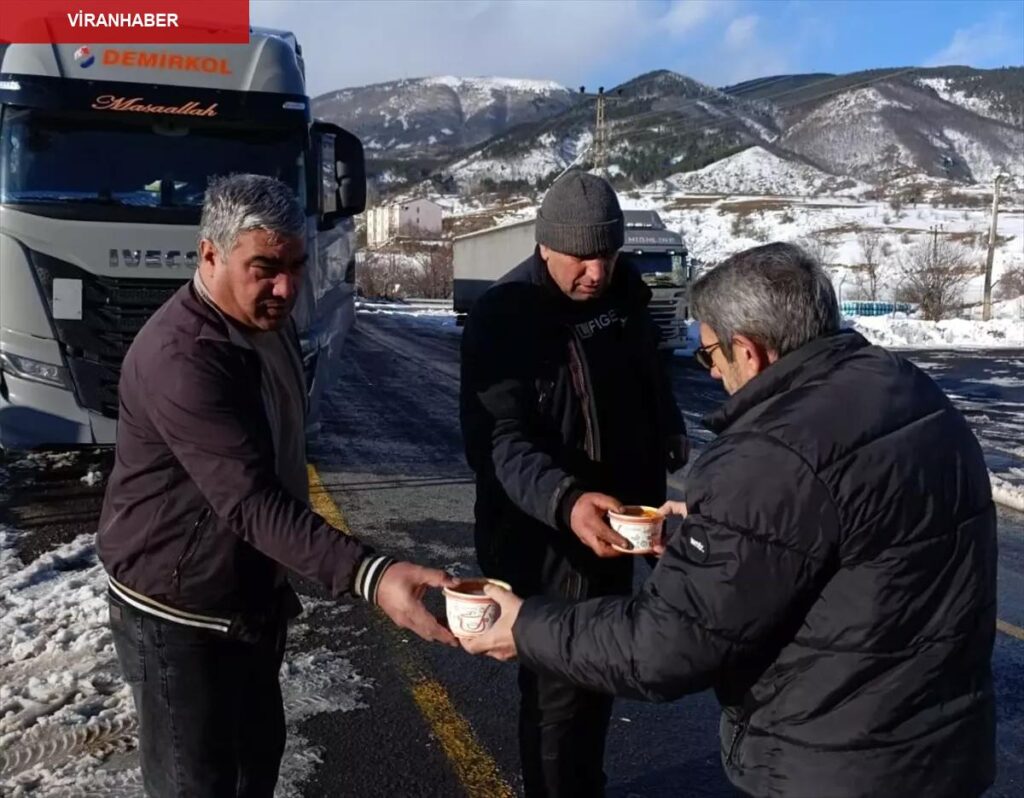 Ardahan’da kar ve tipi nedeniyle yolda kalan tır sürücülerine çorba ikram edildi
