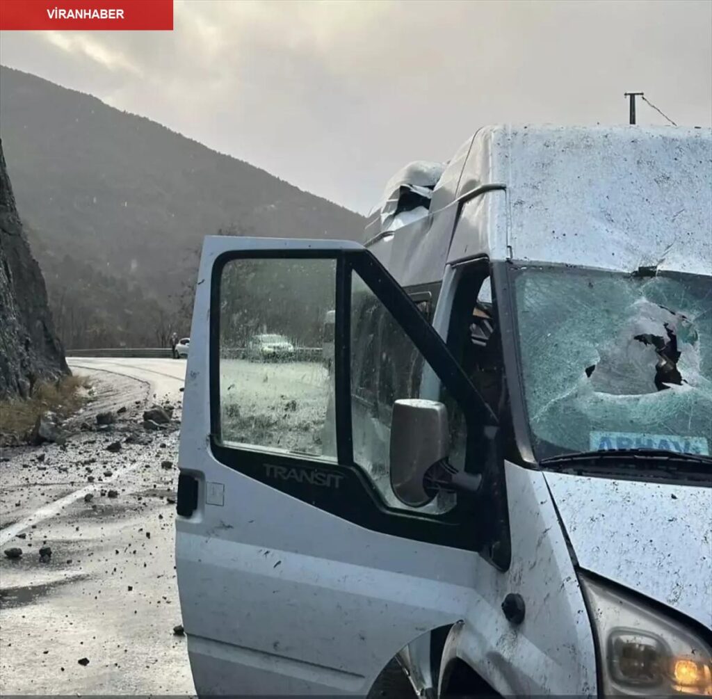 Artvin’de seyir halindeki yolcu minibüsüne kaya modülleri düştü