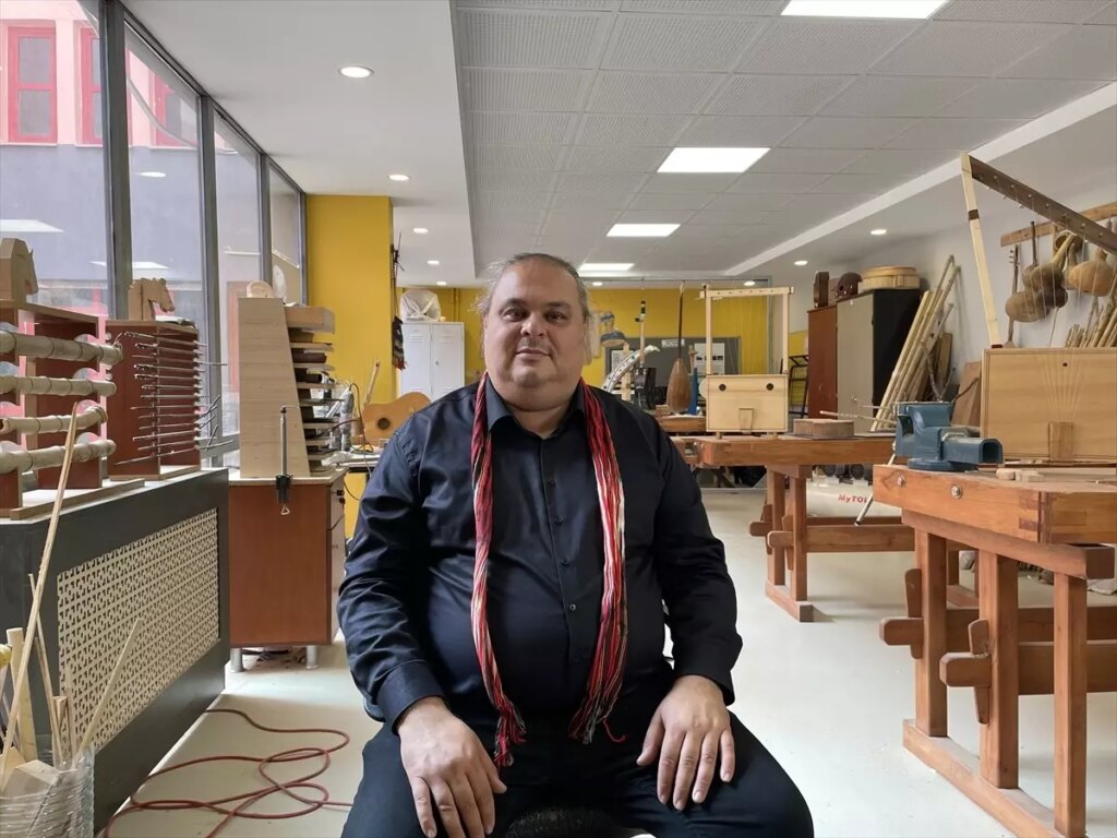 Bakan Kurum, atık malzemeleri enstrümanlara çeviren müzik öğretmeninin imajlarını paylaştı Açıklaması