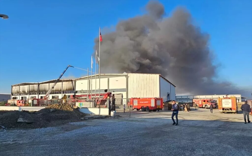 Denizli’de fabrika deposunda çıkan yangın söndürüldü