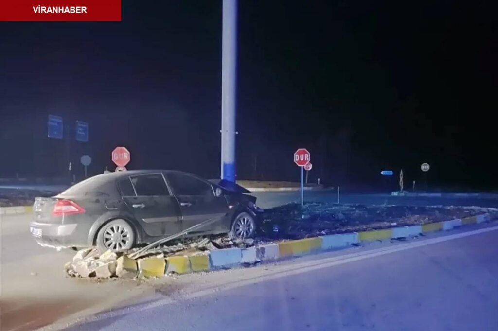 Konya’da tabela direğine çarpan arabadaki 3 kişi yaralandı