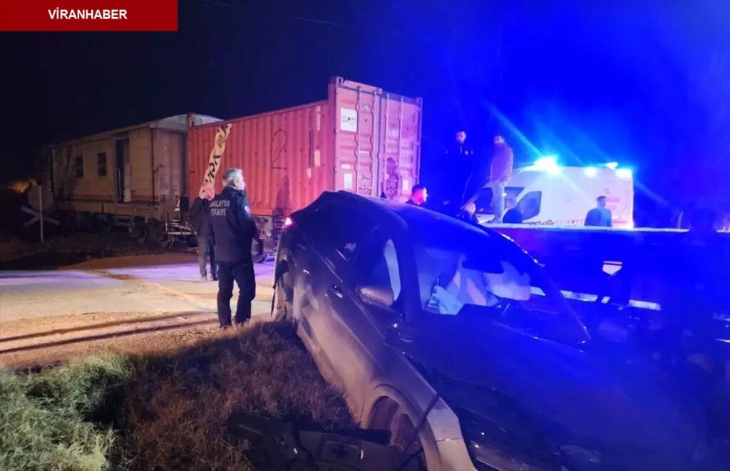 Malatya’da yük treninin arabaya çarpması sonucu 5 kişi yaralandı