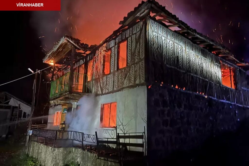 Samsun’da çıkan yangında iki katlı ahşap konut kullanılamaz hale geldi
