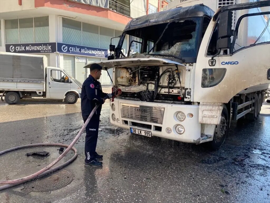 Serik’te park halindeki kamyonda yangın çıktı