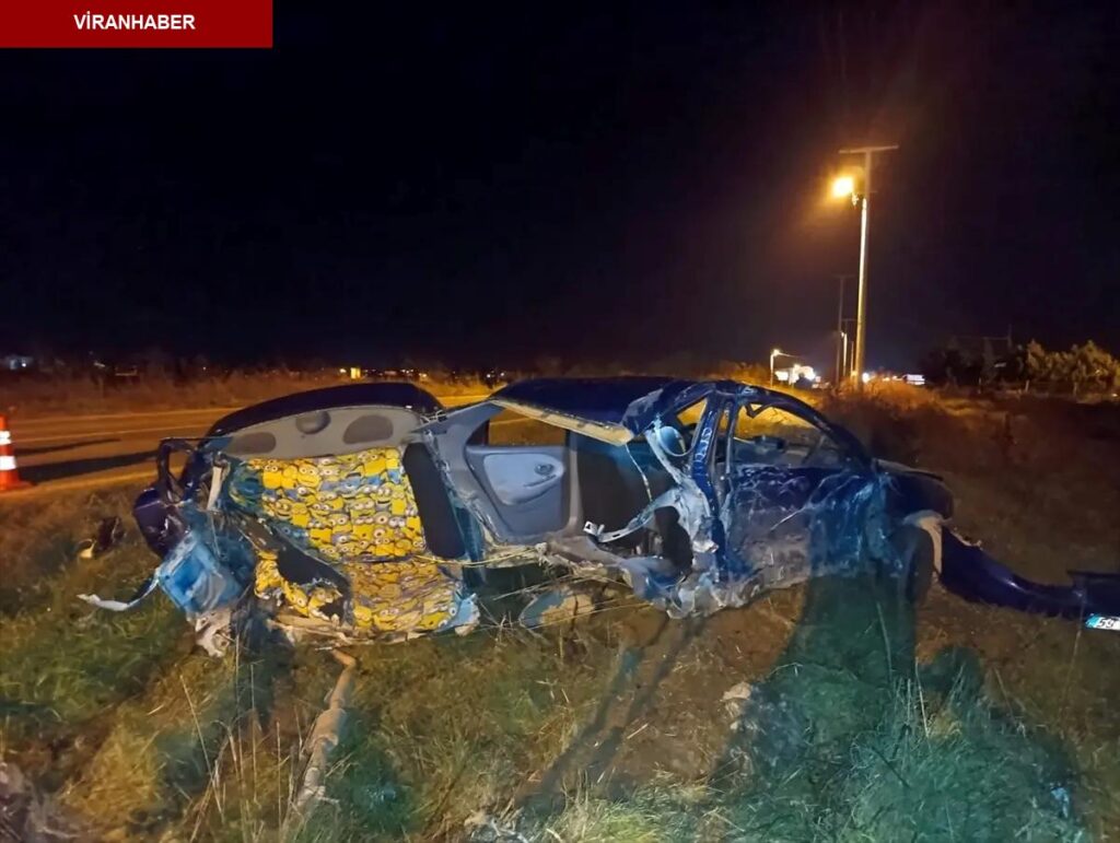 Tekirdağ’da devrilen araba ikiye bölündü, şoför yaralandı