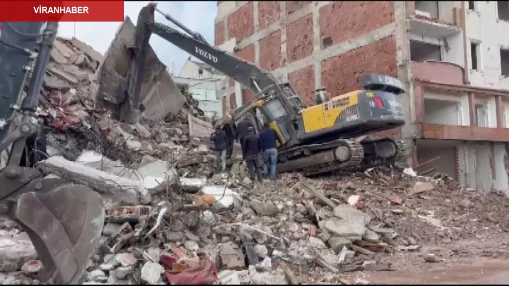 Zeytinburnu’nda kentsel dönüşüm çalışmaları sırasında iş makinesine beton modülleri düştü