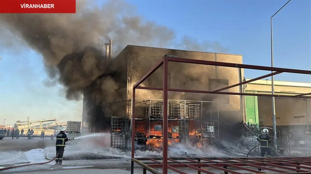Adana’da plastik malzemelerin bulunduğu iş yeri yandı
