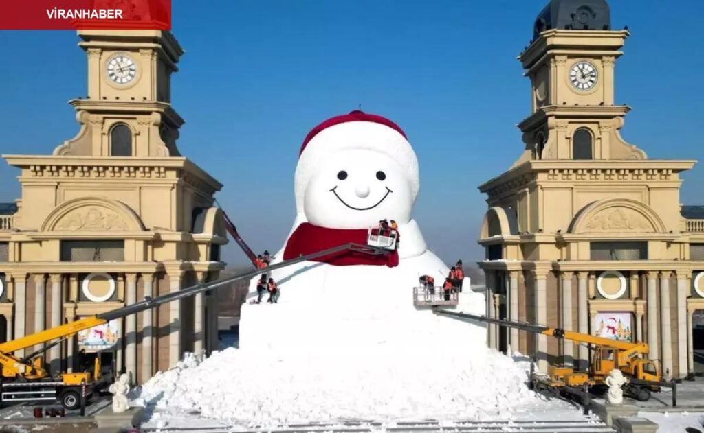 Albüm: Çin’in Harbin Kentinde 19 Metre Yüksekliğinde Dev Bir Kardan Adam İnşa Edildi