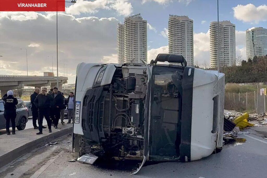 Başakşehir’de çekyat materyalleri yüklü hafriyat kamyonu devrildi