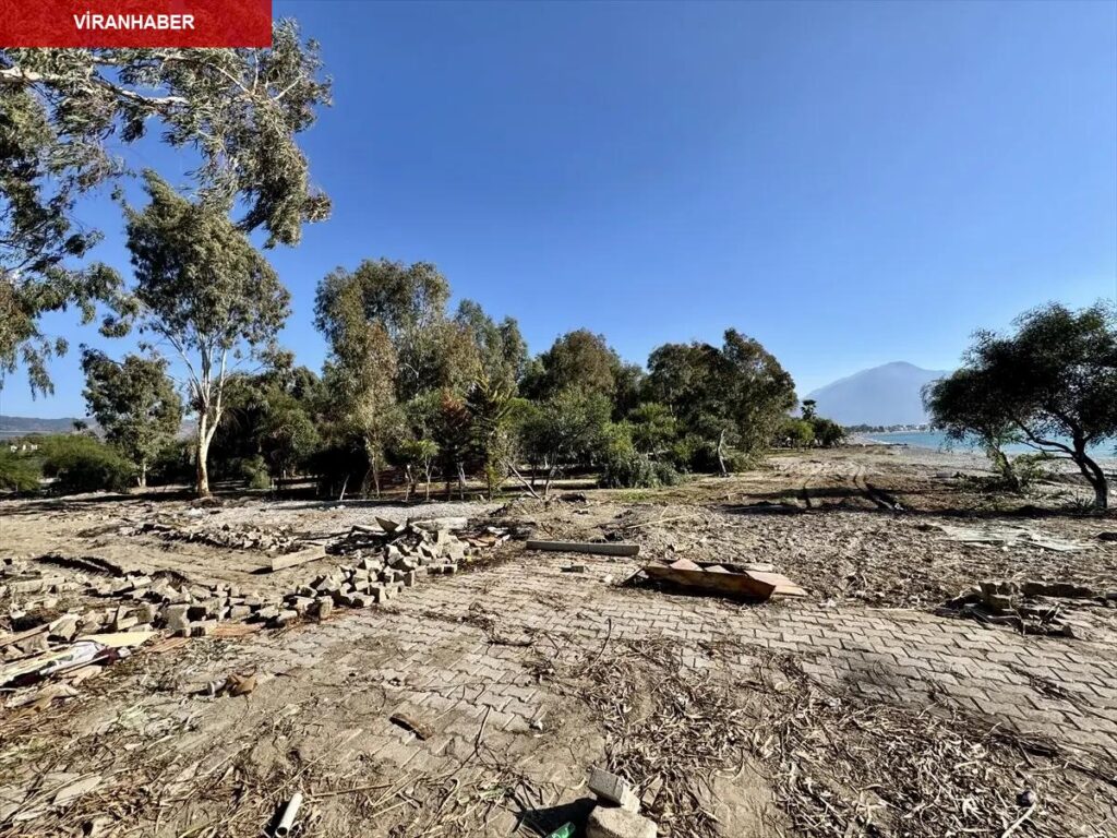 Fethiye kıyısında imara muhalif yapıların yıkımı sürüyor